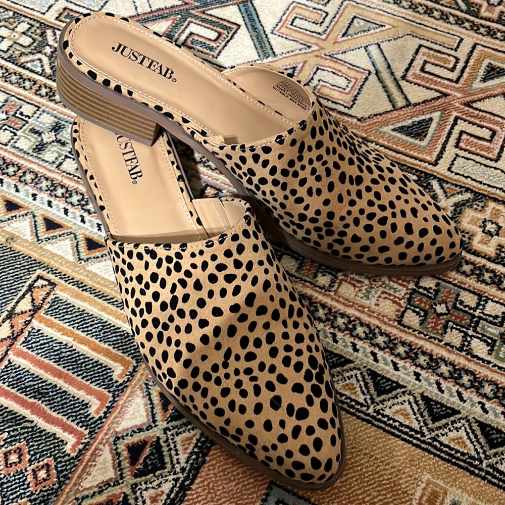 Textured Leopard pointed toe slide
